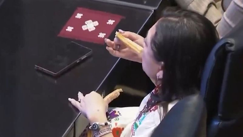 Captan a senadora de Morena comiendo churros en plena sesión mientras se discutía el “Plan B” 