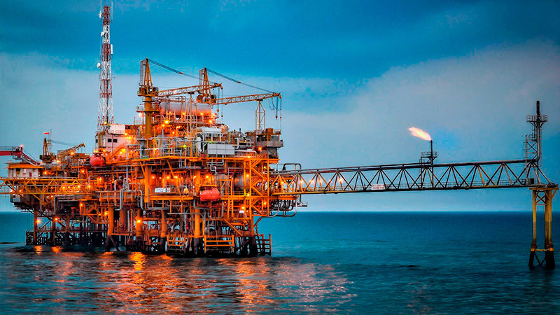 Supera el petrólero los 100 dólares por barril por primera vez, a un mes del inicio del conflicto en Medio Oriente  