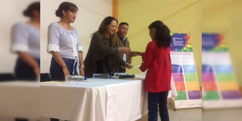 Secum entrega becas académicas a niños de Uruapan, Zitácuaro y Angamacutiro - Foto 0 