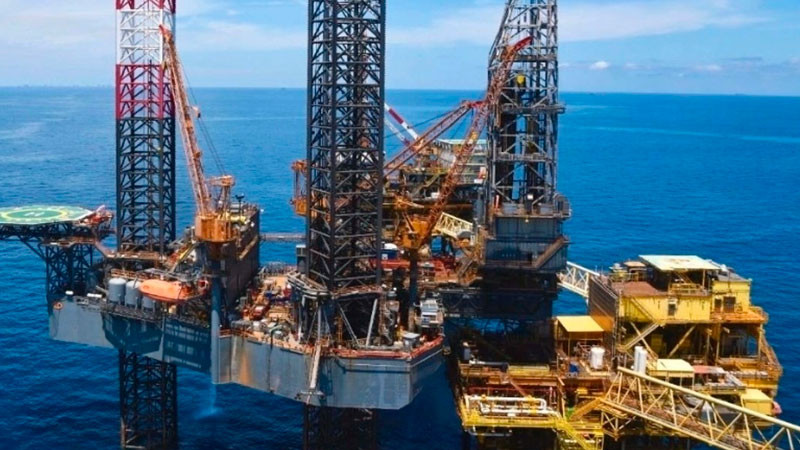 Crudo mexicano supera los 100 dólares por primera vez desde 2022 