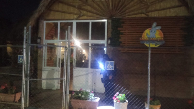 Ataque con petardos daña restaurante en Celaya; responsables logran huir 