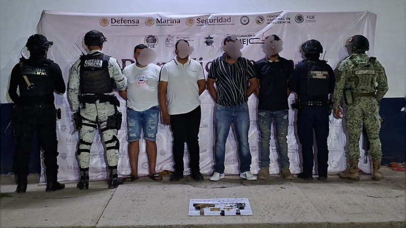 Caen cuatro sujetos armados en La Ruana, Michoacán; les aseguran vehículos y pistolas
