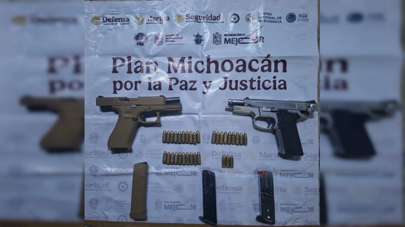 Caen cuatro sujetos armados en La Ruana, Michoacán; les aseguran vehículos y pistolas