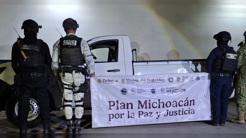 Caen cuatro sujetos armados en La Ruana, Michoacán; les aseguran vehículos y pistolas