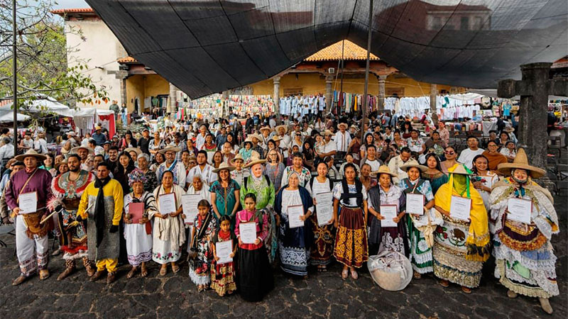 Tianguis de Domingo de Ramos celebra la riqueza textil de los pueblos originarios 