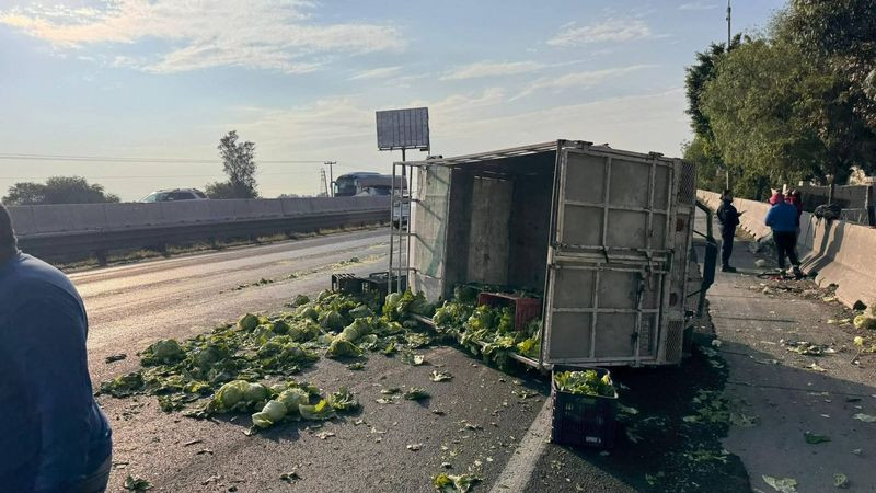 Pierde el control y vuelca camioneta en la autopista México-Querétaro  