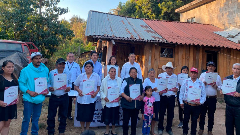 Olivio López, activista y asesor educativo, encabeza entrega de constancias de alfabetización de la generación “Raúl Morón Orozco” 