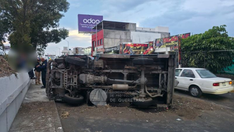 Camión de volteo vuelca en laterales de la autopista México-Querétaro 