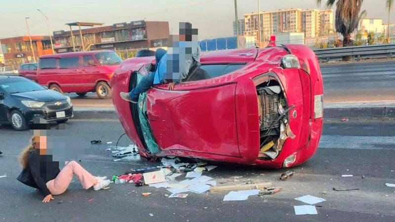 Destroza su auto al volcar en la autopista México-Querétaro  
