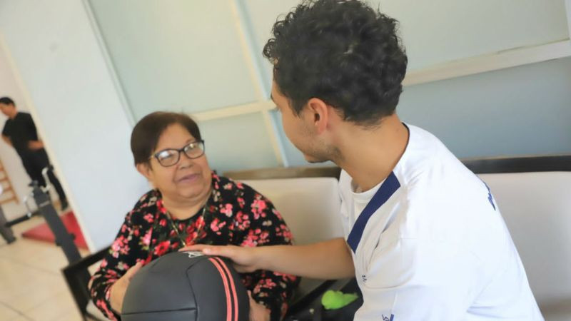 Paola Delgadillo promueve la movilidad y autonomía de los adultos mayores 