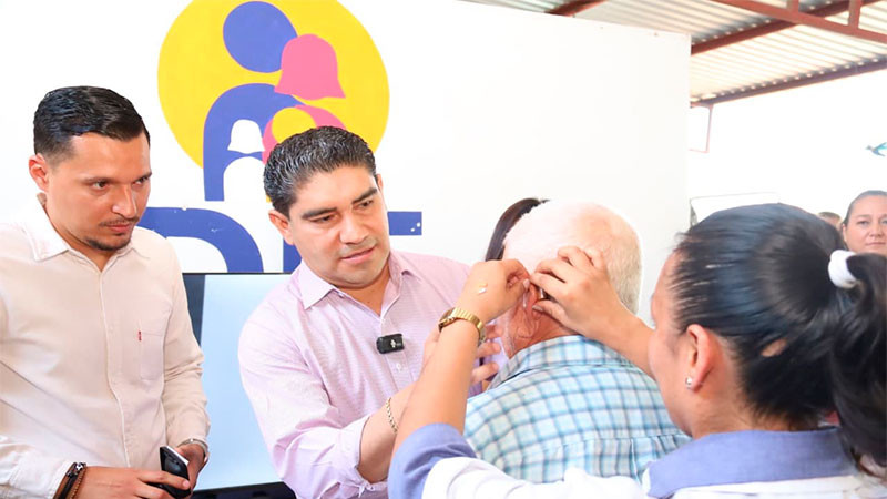 Realizan la entrega de aparatos funcionales a personas con problemas visuales o auditivos en Huetamo, Michoacán  