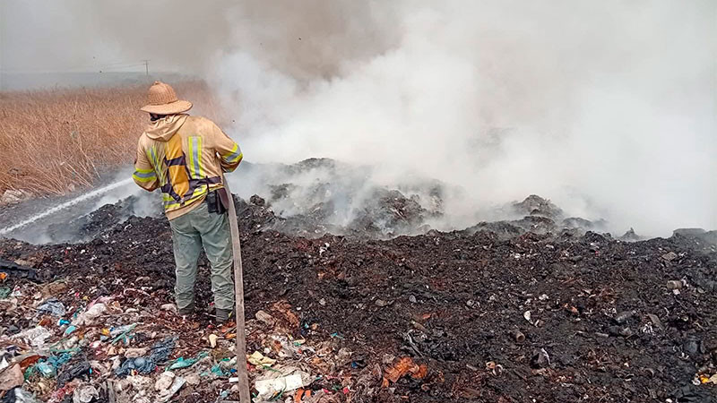 Autoridades logran controlar el incendio en el relleno sanitario de Apatzingán, Michoacán  