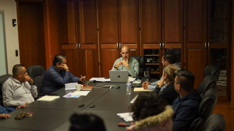 Adolfo Torres dialoga con locatarios para atender suministro de agua en el Mercado de Abastos de Morelia 