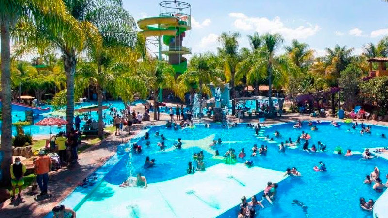 Michoacán invita a refrescarse en sus más de 400 balnearios y playas 