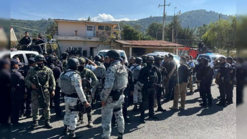 Emboscada en Zinapécuaro, Michoacán: comando desarma a policías y se lleva vehículo de inteligencia federal 