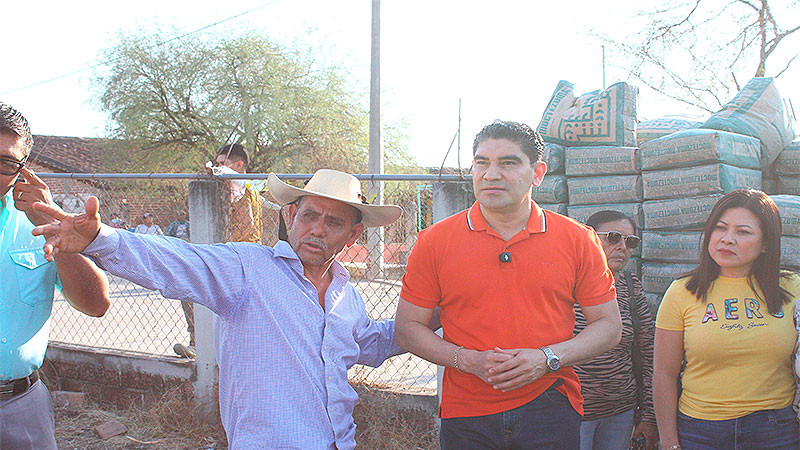 Alcalde de Huetamo contribuye con vecinos de Tziritzícuaro para construir su capilla 