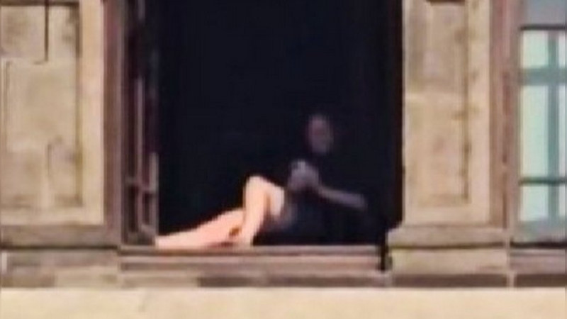 Renuncia la funcionaria que causó polémica al ser captada tomando el sol en una ventana de Palacio Nacional  