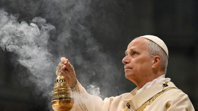 León XIV aboga por una Iglesia alejada de la prepotencia en misa de Jueves Santo 