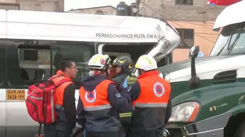 Tráiler no alcanza a frenar e impacta camioneta de transporte público en la México-Puebla; hombre quedó prensado 