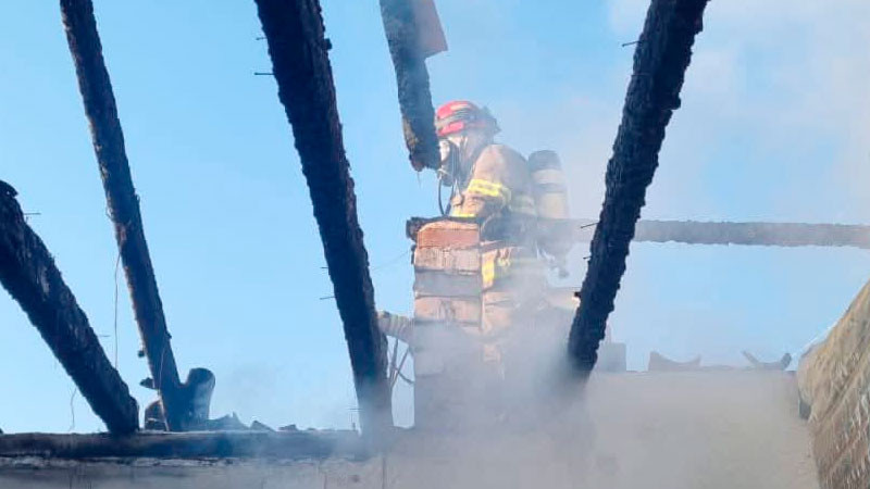 Se incendia ferretería en Acuitzio, Michoacán 