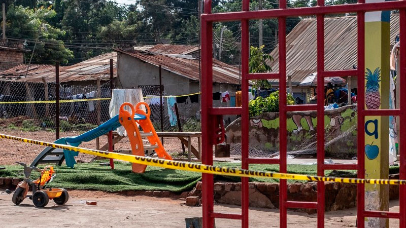 Cae hombre por ultimar con arma blanca a cuatro niños en escuela de Uganda 