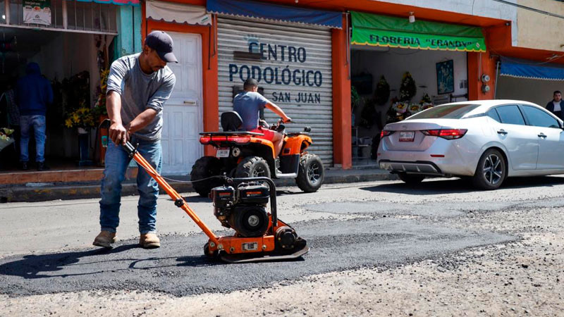 Mejora Gobierno de Quiroga vialidades con trabajos de bacheo en el Libramiento 
