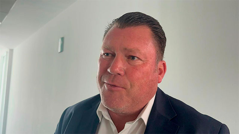 Maximiliano García y Andrea Tovar levantan la mano para coordinar la bancada de Morena en el Congreso de Querétaro 