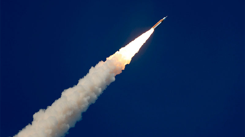 Deja Orión la órbita terrestre y emprende su viaje hacia la Luna 