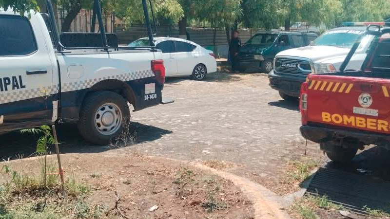 Muere hombre tras chocar contra autos estacionados en Apatzingán, Michoacán  
