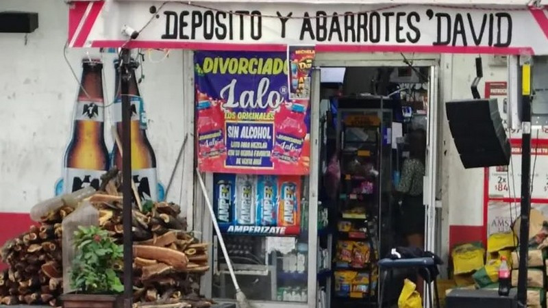 Intento de asalto termina mal en Monterrey; clientes y empleados someten a presunto ladrón 