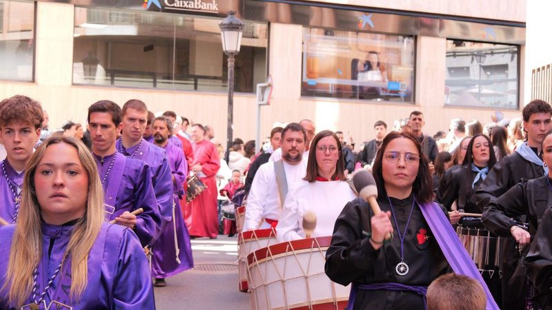 Miles participan en la Rompida de la Hora de Calanda durante el Viernes Santo en España 