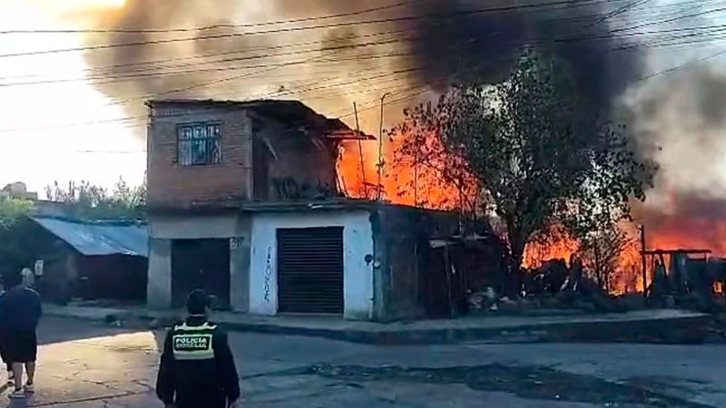 Humilde vivienda es consumida por el fuego en Morelia, Michoacán  