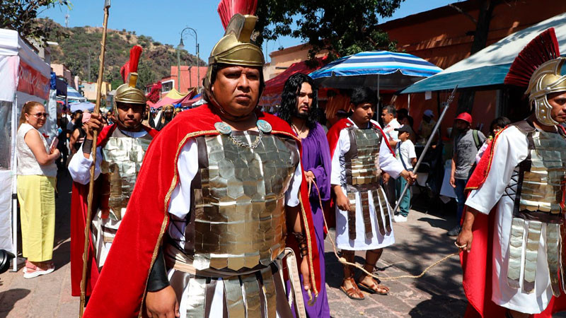 Tradiciones de Semana Santa congregan a miles en Querétaro 