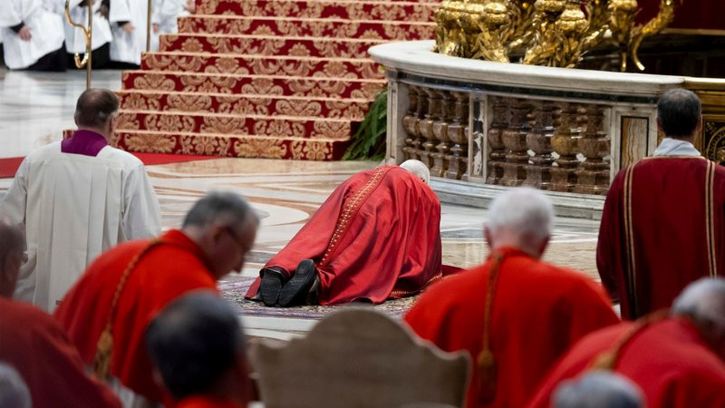 León XIV reza tendido en el suelo por la Pasión de Cristo 