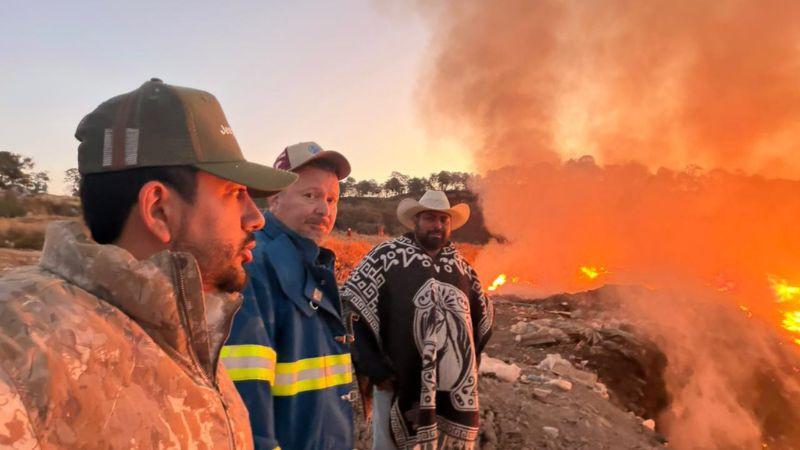 Se atiende de manera inmediata incendio en el basurero municipal de Los Reyes; prioridad la seguridad de las familias: Humberto Jiménez 
