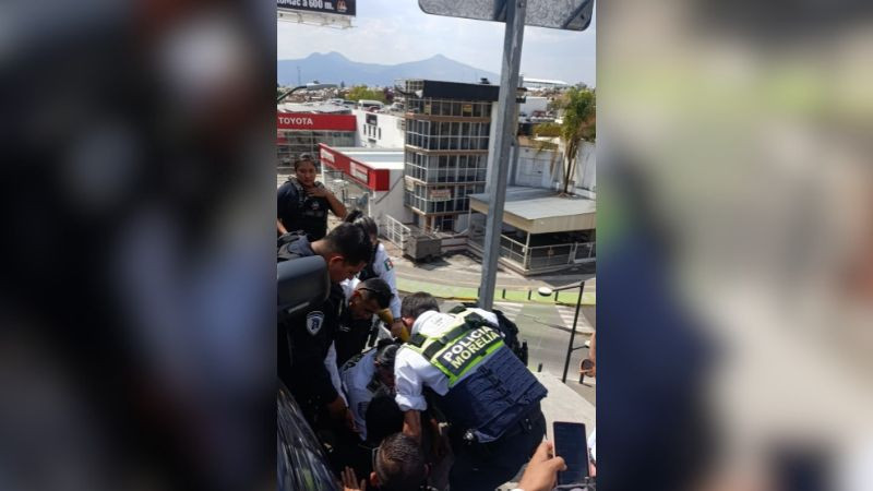 Elementos de la Policía de Morelia evitan incidente en distribuidor vial rumbo a Mil Cumbres 