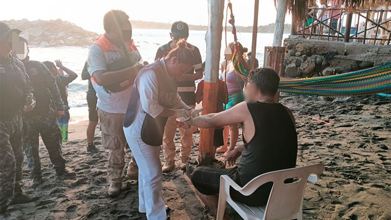 Elementos de la Secretaría de Marina rescatan a hombre que se encontraba en peligro en el mar de Puerto Madero, Chiapas 