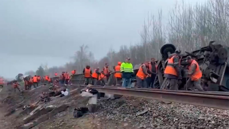Se descarrila tren que transportaba más de 400 pasajeros en Rusia; hay al menos 24 personas heridas  
