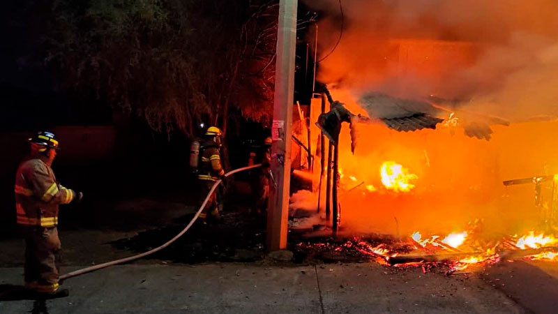 Fuego consume dos humildes viviendas en Morelia, Michoacán; no hay víctimas que lamentar  