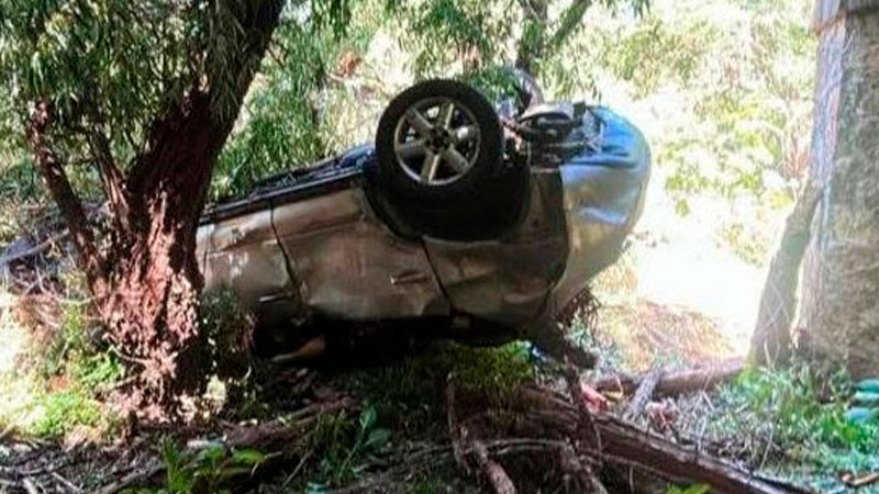 Auto protagoniza salida de camino y volcadura en la carretera 110 