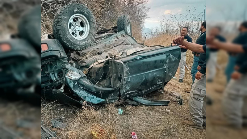 Camioneta cae a barranca en Zitácuaro, Michoacán: Hay un muerto y nueve heridos 