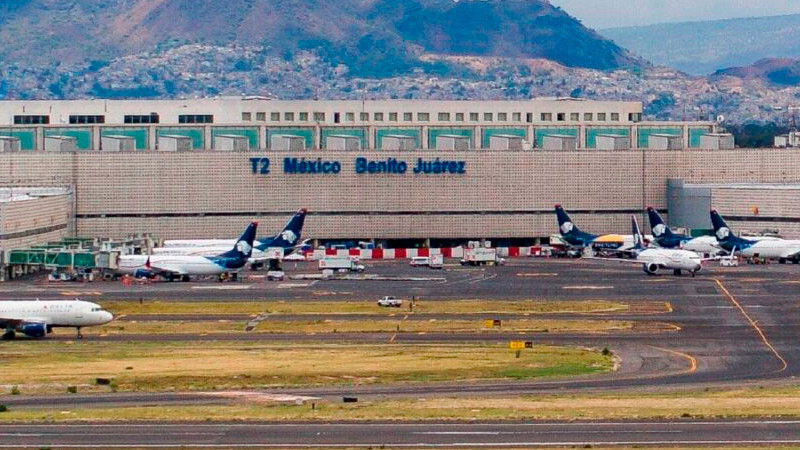 Reportan largas filas en el AICM por alta afluencia en Semana Santa 