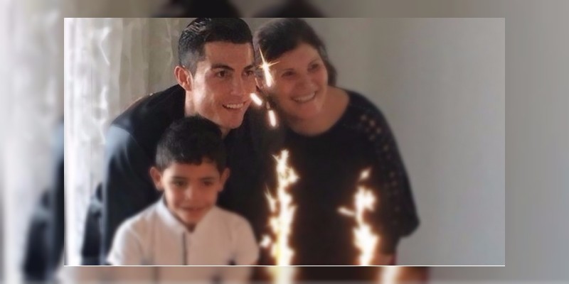 Cristiano Ronaldo se le quita lo engreído y se disfraza de vampiro para complacer a su hijo 