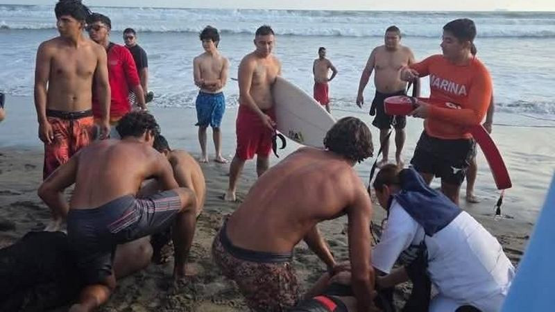 Rescatan a dos turistas arrastrados por oleaje en playa de Lázaro Cárdenas 