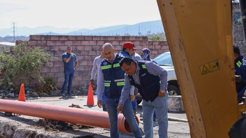 Adolfo Torres recorre obra sanitaria en colonia Lago I en Morelia 