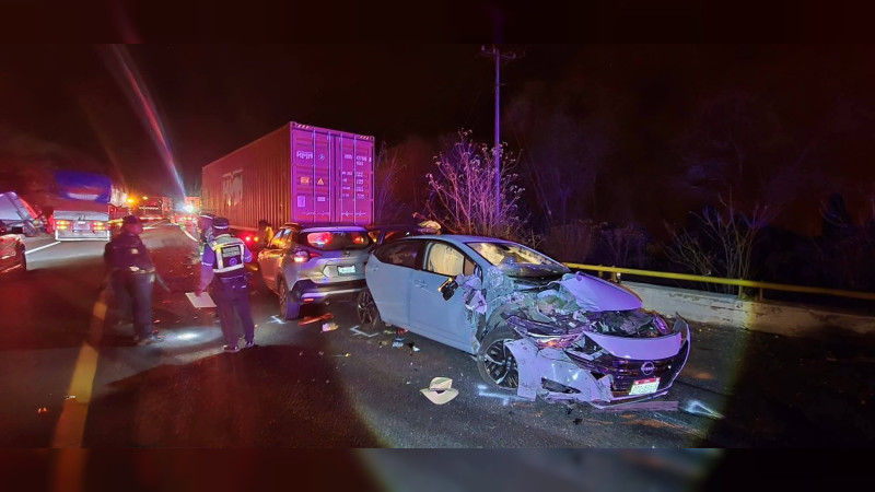 Caos en la Siglo XXI: trailer arrastra varios vehículos en la peligrosa “Bajada de las Iguanas” en Arteaga, Michoacán  