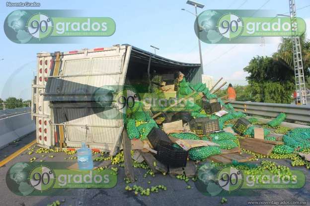 Camión con varias toneladas de limón vuelca en carretera de Michoacán - Foto 0 