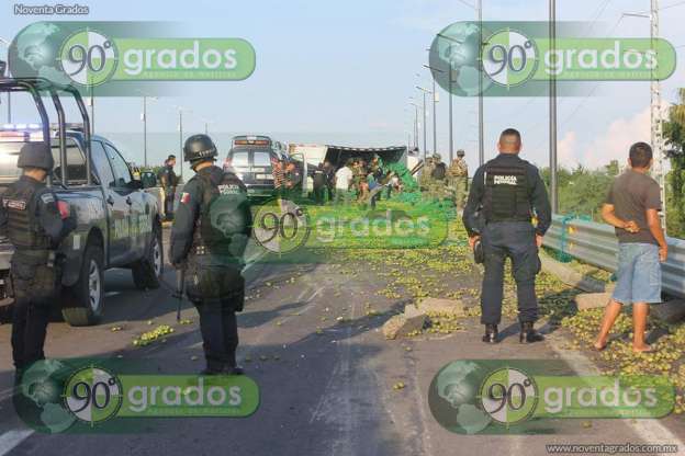 Camión con varias toneladas de limón vuelca en carretera de Michoacán - Foto 3 