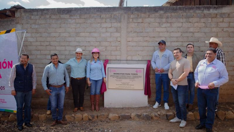 Dayana Pérez entrega obra de empedrado y alumbrado en Iramuco 