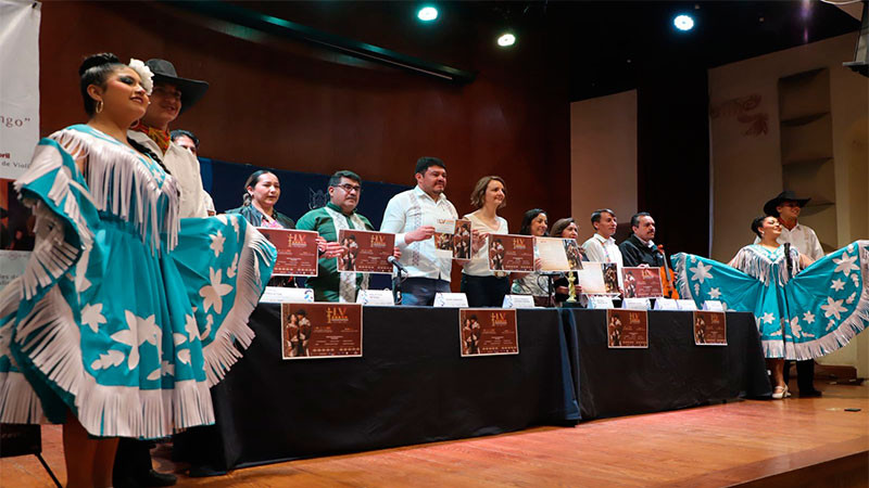 Todo listo para bailar en el tablado de la Catedral del Huapango en San Joaquín, Querétaro 